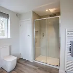 Peaceful Woodland Retreat Near Clifton, Ferienhaus Bristol