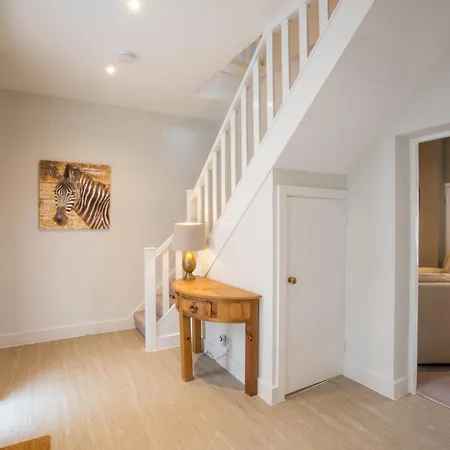 Peaceful Woodland Retreat Near Clifton, Holiday home