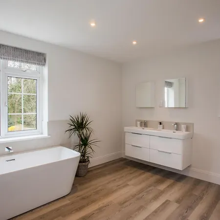 Holiday home Peaceful Woodland Retreat Near Clifton,
