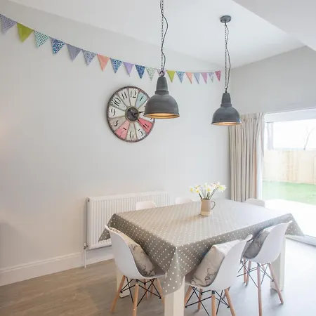 Peaceful Woodland Retreat Near Clifton, *