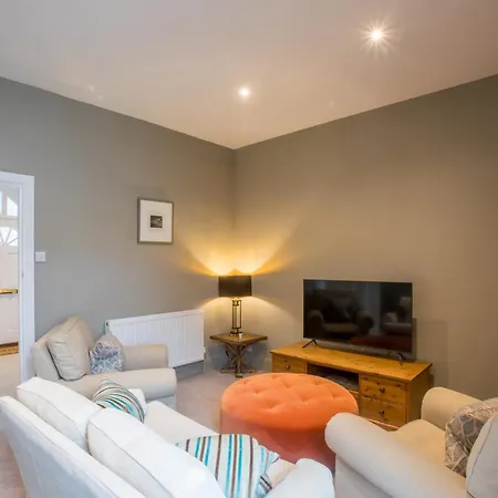 Holiday home Peaceful Woodland Retreat Near Clifton,