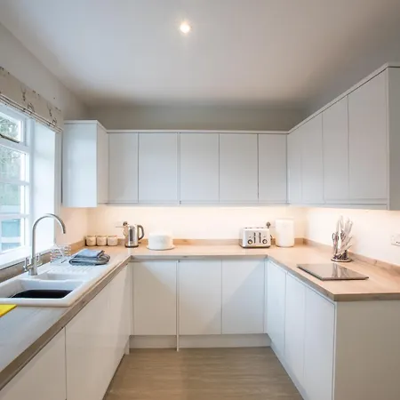 Peaceful Woodland Retreat Near Clifton, 펜션