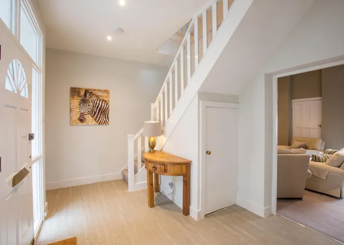 Peaceful Woodland Retreat Near Clifton, Holiday home