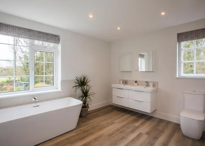 Holiday home Peaceful Woodland Retreat Near Clifton,