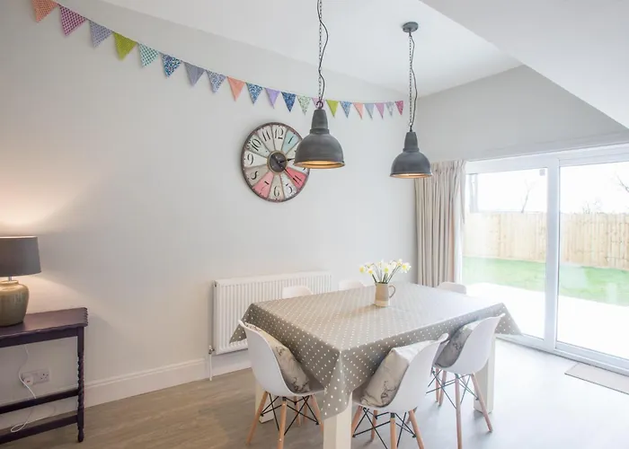 Peaceful Woodland Retreat Near Clifton, *