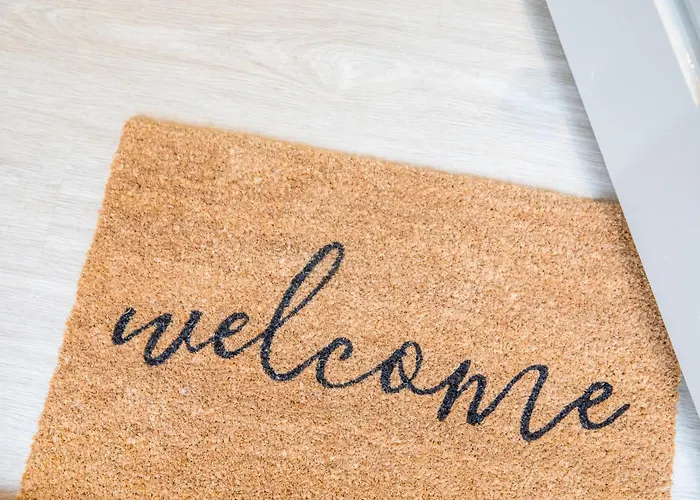 Peaceful Woodland Retreat Near Clifton, Holiday home